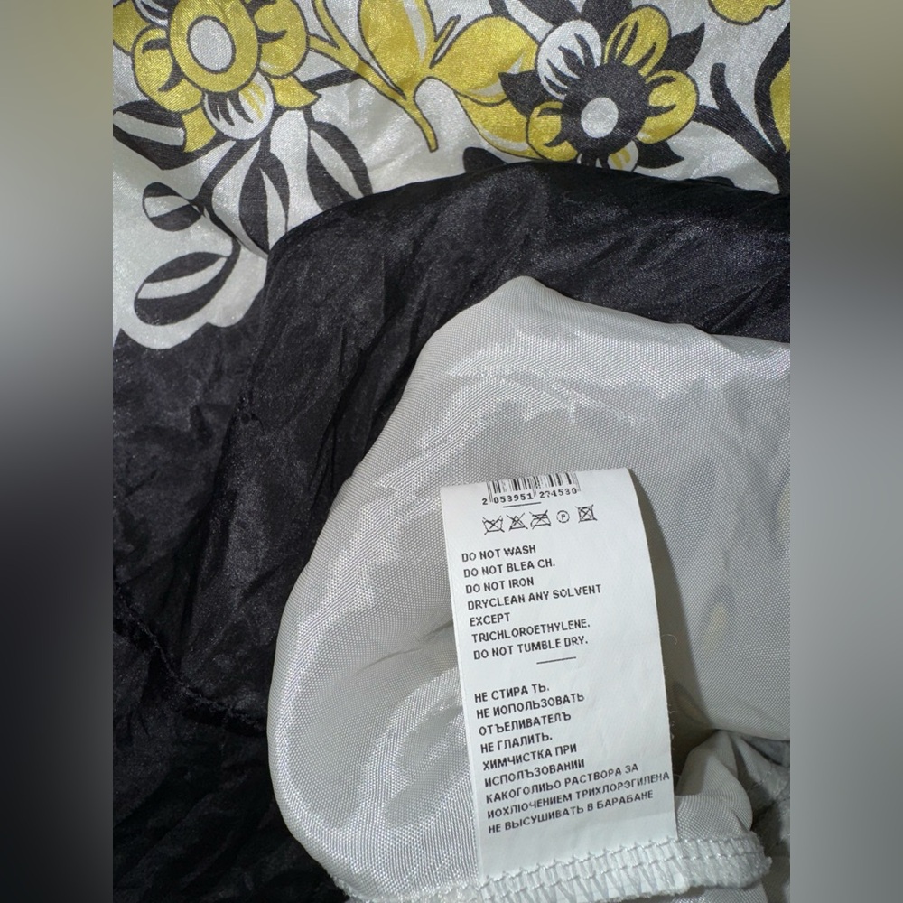 🛍️SALE🛍️ Monica Ricci Black and Yellow V-neckline Floral Silk Dress - Picture 5 of 6